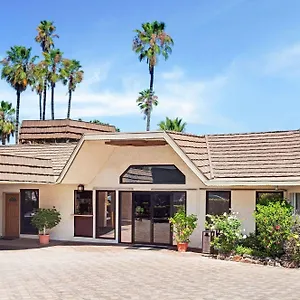 Super 8 By Wyndham Long Motel